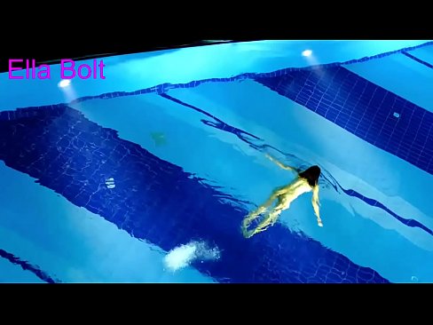 ❤️ Abdi teu tiasa ngeureunkeun nonton, pirang ngora bray ngojay buligir di ELLA bolt Resort kolam renang ️❌ porno di urang ☑