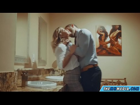 ❤️ Nalika pirang busty seduces anjeun dina restroom umum ️❌ porno di urang ☑